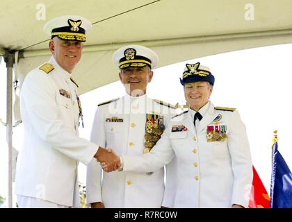 HONOLULU - STATI UNITI La guardia costiera Adm posteriore. Keith M. Smith accoglie Adm posteriore. Donna L. Cottrell, USCG (centro, Comandante U.S. Pacifico Comando, ADM. Harry Harris, Jr., USN) durante la Joint interagenzie Task Force West la diciassettesima modifica del comando cerimonia al Camp H. M. Smith, Marzo 31, 2017. Foto Stock