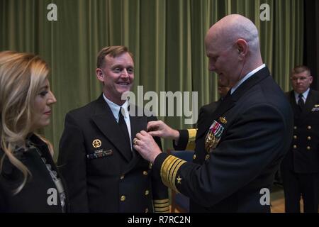 Supporto navale attività napoli, Italia (30 marzo 2017) Vice Adm. Christopher Grady, commander, U.S. Sesta flotta, presenta Capt. Jeffery Wolstenholm, commander, Task Force 64, con una legione di Merit Award durante un cambio del comando cerimonia al supporto navale attività Napoli, 30 marzo 2017. Stati Uniti Sesta flotta, con sede a Napoli, Italia conduce lo spettro completo di giunto e operazioni navali, spesso di concerto con allied, e congiunta tra le agenzie partner al fine di anticipo NEGLI STATI UNITI gli interessi nazionali e la sicurezza e la stabilità in Europa e in Africa. Foto Stock