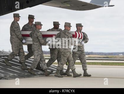 Un U.S. Air Force portano il team si trasferisce i resti del personale Sgt. Austin Bieren, Umatilla, Ore., 1 aprile 2017, alla Dover Air Force Base, Del. Bieren è stato assegnato al XXI spazio ala, Peterson AFB, Colo. Foto Stock