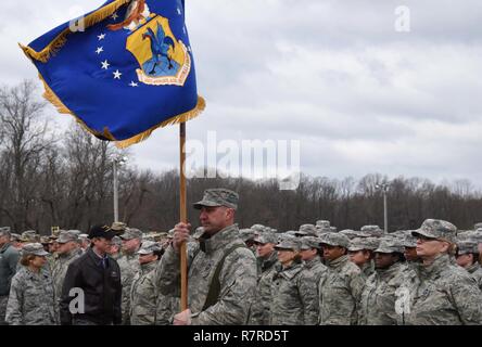 DOVER, Del.- Governatore del Delaware John C. Carney Jr. rivisto le truppe del Delaware la Guardia Nazionale per la prima volta come governatore dopo una cerimonia in onore di ex DNG aiutante generale (RET) Frank D. Vavala il 1 aprile 2017 a Delaware State University. Vavala è stato promosso per un quattro stelle in generale il Delaware Stato milizia. Questa prestigiosa realizzazione segna la prima volta che un generale ha raggiunto questo rango nello Stato del Delaware. Gov. Carney Delaware e Guardia Nazionale aiutante generale Carol A. Timmons appuntato i quattro stelle insegne di rango su Vavala. Illustri ospiti in Foto Stock