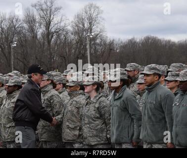 DOVER, Del.- Governatore del Delaware John C. Carney Jr. rivisto le truppe del Delaware la Guardia Nazionale per la prima volta come governatore dopo una cerimonia in onore di ex DNG aiutante generale (RET) Frank D. Vavala il 1 aprile 2017 a Delaware State University. Vavala è stato promosso per un quattro stelle in generale il Delaware Stato milizia. Questa prestigiosa realizzazione segna la prima volta che un generale ha raggiunto questo rango nello Stato del Delaware. Gov. Carney Delaware e Guardia Nazionale aiutante generale Carol A. Timmons appuntato i quattro stelle insegne di rango su Vavala. Illustri ospiti inc Foto Stock