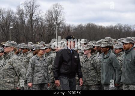 DOVER, Del.- Governatore del Delaware John C. Carney Jr. rivisto le truppe del Delaware la Guardia Nazionale per la prima volta come governatore dopo una cerimonia in onore di ex DNG aiutante generale (RET) Frank D. Vavala il 1 aprile 2017 a Delaware State University. Vavala è stato promosso per un quattro stelle in generale il Delaware Stato milizia. Questa prestigiosa realizzazione segna la prima volta che un generale ha raggiunto questo rango nello Stato del Delaware. Gov. Carney Delaware e Guardia Nazionale aiutante generale Carol A. Timmons appuntato i quattro stelle insegne di rango su Vavala. Illustri ospiti in Foto Stock