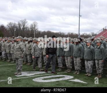 DOVER, Del.- Governatore del Delaware John C. Carney Jr. rivisto le truppe del Delaware la Guardia Nazionale per la prima volta come governatore dopo una cerimonia in onore di ex DNG aiutante generale (RET) Frank D. Vavala il 1 aprile 2017 a Delaware State University. Vavala è stato promosso per un quattro stelle in generale il Delaware Stato milizia. Questa prestigiosa realizzazione segna la prima volta che un generale ha raggiunto questo rango stelle nello Stato del Delaware. Gov. Carney Delaware e Guardia Nazionale aiutante generale Carol A. Timmons appuntato i quattro stelle insegne di rango su Vavala. Illustri gue Foto Stock