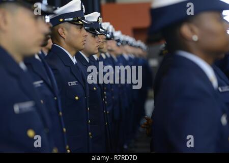 L'equipaggio del guardacoste Munro, un 418-piede leggendario-class National Security Cutter, sorge a attenzione durante l'inizio di una cerimonia di messa in funzione presso il Molo 91 a Seattle, 1 aprile 2017. Gli equipaggi sono tutti Munro plank proprietari, un termine nautico per qualcuno che è stato attivamente impegnato nella costruzione di una nave e servita nell'unità una volta che il recipiente è stato commissionato e messo in servizio. Stati Uniti Coast Guard Foto Stock