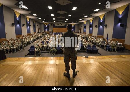 Il Mag. Gen. Randall A. Ogden, 4 Air Force commander, indirizzi 514th aria mobilità elementi ad ala presso il teatro di base in corrispondenza della giunzione baseGuire-Dix Mc-Lakehurst, N.J., 1 aprile 2017. Questo è stato Ogden la prima visita ad una quarta aria unità di forza poiché egli ha preso il comando del quartier generale, Quarto Air Force Febbraio 7, 2017. La 514th, è un socio di Air Force Ala di riserva e condivide la responsabilità di volare e mantenere 305Aria Mobilità Wing KC-10 Extender e C-17 Globemaster III aeromobili. Foto Stock