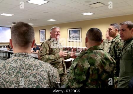 La Georgia PORTS AUTHORITY, Savannah, Ga., 28 marzo 2017 - Georgia Esercito Nazionale Guardsman generale di brigata Giovanni Re, Direttore del giunto personale, dà visitando dignitari colombiano una panoramica della giornata di simulazione di eventi di formazione con il civile ai team di supporto. I membri della 48CST fuori, Pinellas Park Fla., reagirà a simulazioni dei peggiori tipi di chimica, biologica, radioattiva e le minacce nucleari durante la vigile protezione 17. Foto Stock