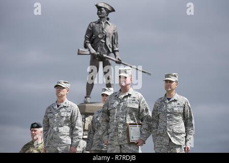 Col. Shaun J. Perkowski, 167° Airlift Wing Commander, Chief Master Sgt. David Stevens, ala in arrivo il comando chief, e Chief Master Sgt. Ronald R. Glazer, Sr., comando in uscita chief, stand presso l'attenzione durante la modifica di responsabilità cerimonia che si è svolta di fronte alla statua di minuteman al 167° Airlift Wing, 1 aprile. Foto Stock