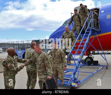 I dirigenti senior dal Virginia National Guard per unire la famiglia, gli amici e i compagni di soldati in casa accogliente la finale dei gruppi di soldati assegnato all'Lynchburg-base 1° Battaglione, 116Reggimento di Fanteria, 116della brigata di fanteria combattere Team Aprile 1, 2017, a Dulles, Virginia. Circa 450 soldati del primo battaglione, noto anche come il rosso draghi, ha cominciato a servire su federal active duty nel maggio 2016 e la condotta delle operazioni di sicurezza in Qatar. Foto Stock