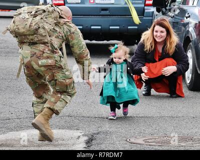 I dirigenti senior dal Virginia National Guard per unire la famiglia, gli amici e i compagni di soldati in casa accogliente la finale dei gruppi di soldati assegnato all'Lynchburg-base 1° Battaglione, 116Reggimento di Fanteria, 116della brigata di fanteria combattere Team Aprile 1, 2017, a Dulles, Virginia. Circa 450 soldati del primo battaglione, noto anche come il rosso draghi, ha cominciato a servire su federal active duty nel maggio 2016 e la condotta delle operazioni di sicurezza in Qatar. Foto Stock