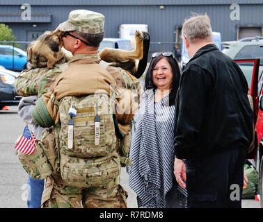 I dirigenti senior dal Virginia National Guard per unire la famiglia, gli amici e i compagni di soldati in casa accogliente la finale dei gruppi di soldati assegnato all'Lynchburg-base 1° Battaglione, 116Reggimento di Fanteria, 116della brigata di fanteria combattere Team Aprile 1, 2017, a Dulles, Virginia. Circa 450 soldati del primo battaglione, noto anche come il rosso draghi, ha cominciato a servire su federal active duty nel maggio 2016 e la condotta delle operazioni di sicurezza in Qatar. Foto Stock