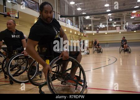 Stati Uniti Esercito veterano Daniel Shegog, treni per il basket in carrozzella evento per la cura del guerriero e la transizione dell'esercito di prove a Fort Bliss, Texas, Marzo 31, 2017, 2017. Circa 80 feriti e ammalati e feriti active-dovere di soldati e i veterani sono in competizione in otto diversi sport 2-6 aprile per la possibilità di rappresentare il Team esercito al 2017 del Dipartimento della Difesa giochi guerriero. Foto Stock