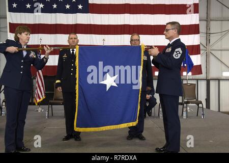 SIOUX FALLS, S.D. - Stati Uniti Esercito il Mag. Gen. Timothy A. Reisch, Aiutante Generale per il Sud Dakota, presentato un flag di U.S. Air Force Brig. Gen. Joel E. DeGroot, Vice aiutante generale per aria, HQ SDANG durante una promozione e trasferimento di autorità cerimonia al Joe Foss Campo, S.D., 1 aprile 2017. DeGroot precedentemente servito come il 114gruppo Manutenzione commander. Foto Stock