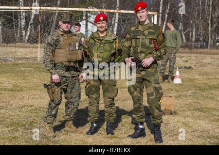 Stati Uniti Marine Sgt. John Watson si erge con soldati dal norvegese Home Guard a Vaernes guarnigione, Marzo 31, 2017. Marine forza rotazionale Europa 17.1 (MRF-E) condotta armi non letali formazione durante la sua distribuzione in Norvegia. MRF-E mira a promuovere l interoperabilità e costruire su un fondamento di valori condivisi e di esperienze. Foto Stock