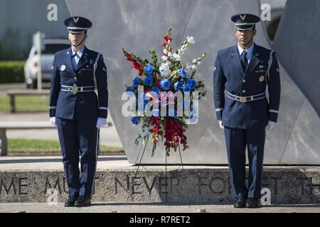 Base comune San Antonio Guardia d'onore ai membri laici una corona al uomo mancante monumento durante la libertà Flyer Reunion ghirlanda di cerimonia di posa 31 marzo 2017, a base comune San Antonio-Randolph, Texas. L'evento onori tutti i prigionieri di guerra e mancante in azione i membri del servizio dalla guerra del Vietnam e comprendeva una ghirlanda di cerimonia di posa e un uomo mancante formazione cavalcavia. Foto Stock