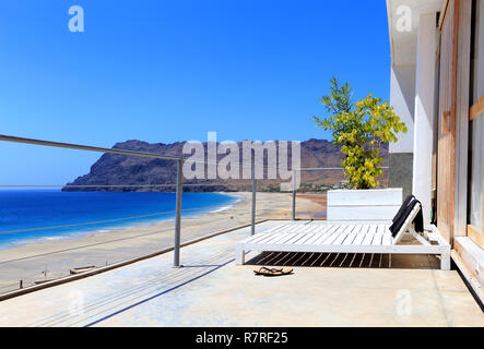 Terrazza con sedie a sdraio, São Pedro, São Vicente, Capo Verde, Cabo Verde, Africa. Foto Stock