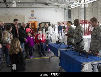 Le forze di sicurezza con il 436th delle forze di sicurezza Squadron mostra un arsenale di armi a un gruppo di 512th Airlift Wing familiari per Dover Air Force Base, Del., 1 aprile 2017. I membri della famiglia hanno partecipato ad un mese del bambino militare che coinvolgesse guidate di una C-5M Super Galaxy, C-17 Globemaster III, la stazione dei vigili del fuoco e una dimostrazione di lavoro militare cani. Foto Stock