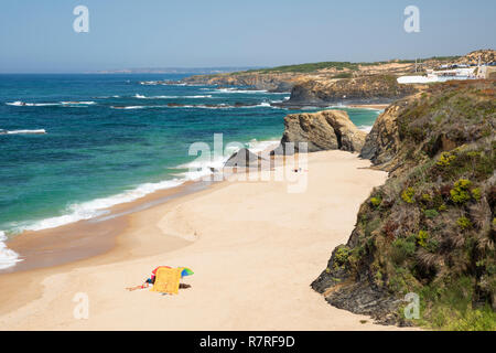 Vista su Praia de Almograve beach con rottura Atlantic onde del mare, Almograve, vicino a Vila nova de Milfontes, regione Alentejo, Portogallo, Europa Foto Stock