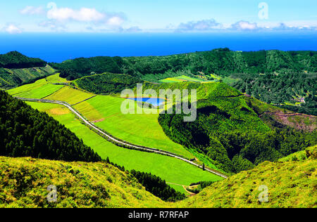 Lagoa Rasa, São Miguel Island, Azzorre, del Portogallo, dell'Europa. Il lago è situato nel cratere vulcanico delle Sete Cidades /Sette Città/ nel suo cratere. Foto Stock