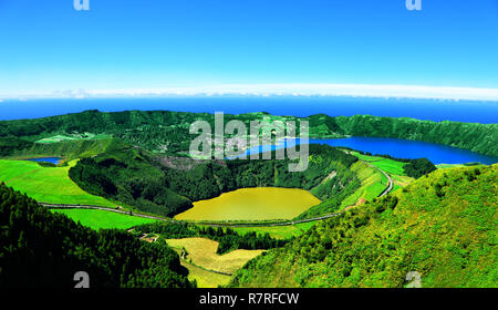 Paesaggio panoramico con tre laghi cratere. Lagoa Santiago in primo piano, Lagoa Rasa sulla sinistra, Lagoa Azul sulla destra, villaggio Sete Cidades ho Foto Stock