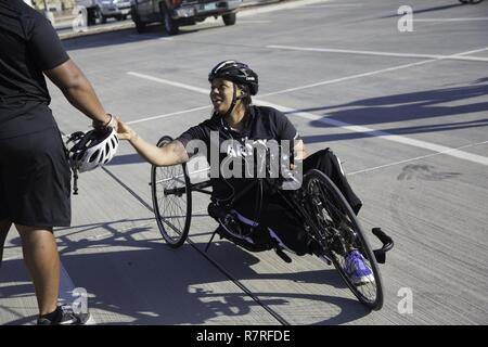 Stati Uniti Army Spc. Stephanie Morris, Bethesda, Md., sorrisi a compagni di atleti durante la gara ciclistica per la cura del guerriero e la transizione dell'esercito di prove a Fort Bliss in Texas, Aprile 2, 2017. Circa 80 feriti e ammalati e feriti active-dovere di soldati e i veterani sono in competizione in otto diversi sport 2-6 aprile per la possibilità di rappresentare il Team esercito al 2017 del Dipartimento della Difesa giochi guerriero. Foto Stock