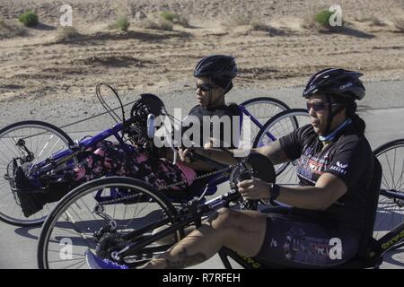 Stati Uniti Il personale dell'esercito Sgt. Altermese Kendrick, Base comune San Antonio, TX e SPC. Stephanie Morris, Bethesda, Md., competere nel handcycling prova temporizzata per la cura del guerriero e la transizione dell'esercito di prove a Fort Bliss in Texas, Aprile 2, 2017. Circa 80 feriti e ammalati e feriti active-dovere di soldati e i veterani sono in competizione in otto diversi sport 2-6 aprile per la possibilità di rappresentare il Team esercito al 2017 del Dipartimento della Difesa giochi guerriero. Foto Stock