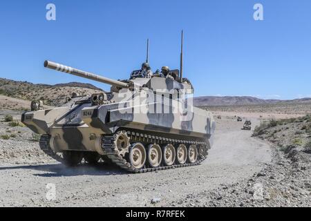 FORT IRWIN, California - Un carro armato principale da Hawg truppa, 2° Stormo, undicesimo Armored reggimento di cavalleria, rotoli verso il Centro Nazionale di Allenamento brigata del colle per fornire una maggiore potenza di fuoco a sostegno di smontata troopers contro gli elementi del 1° Brigata corazzate contro la squadra, terza divisione di fanteria, 1 aprile 2017. Lo scopo di questa esercitazione costretto "i raider" Brigata per difendere un obiettivo isolato da una massa convenzionale forza d'assalto. Foto Stock