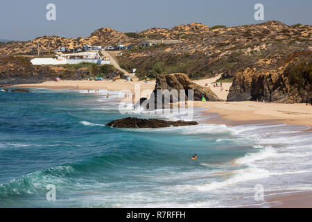 Vista su Praia de Almograve beach con rottura Atlantic onde del mare, Almograve, vicino a Vila nova de Milfontes, regione Alentejo, Portogallo, Europa Foto Stock