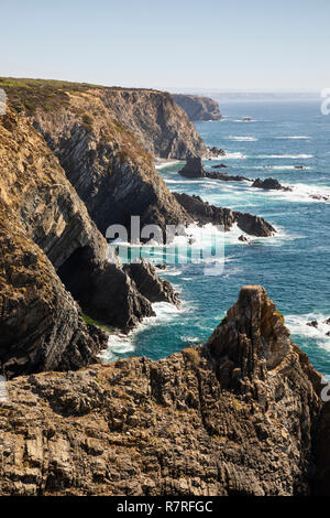 Guardando verso sud lungo il robusto litorale atlantico a Cabo Sardao, Cavaleiro, vicino a Vila nova de Milfontes, regione Alentejo, Portogallo, Europa Foto Stock