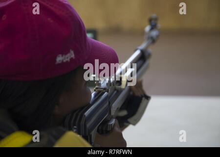 Stati Uniti Army Spc. Stephanie Morris, Bethesda, Md., compete nel fucile aria evento per la cura del guerriero e la transizione dell'esercito di prove a Fort Bliss in Texas, Aprile 3, 2017. Circa 80 feriti e ammalati e feriti servizio attivo i soldati e i veterani sono in competizione in otto diversi sport 2-6 aprile per la possibilità di rappresentare il Team esercito al 2017 del Dipartimento della Difesa giochi guerriero. Foto Stock