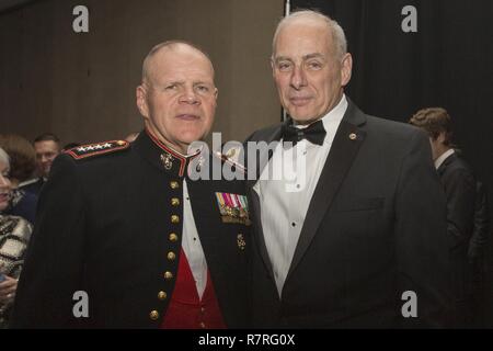 Il comandante del Marine Corps gen. Robert B. Neller, sinistra e Segretario John F. Kelly, Department of Homeland Security, posano per una foto all'OSU 35th Annual Awards la cena al Crystal Gateway Marriott Hotel di Arlington, Virginia, Marzo 21, 2017. Neller presentato un uso speciale premio salutano a sergente maggiore dei Marine Corps Sgt. Il Mag. Ronald L. verde a nome di tutte le Marine Corps Senior consulenti arruolato e Marine Corps famiglie. Foto Stock