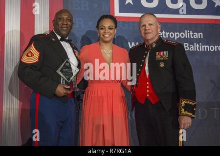 Da sinistra, sergente maggiore dei Marine Corps Sgt. Il Mag. Ronald L. verde, la sig.ra Andrea verde e il comandante del Marine Corps gen. Robert B. Neller posano per una foto all'OSU 35th Annual Awards la cena al Crystal Gateway Marriott Hotel di Arlington, Virginia, Marzo 21, 2017. Verde è stato presentato un uso speciale saluto a nome di tutte le Marine Corps Senior consulenti arruolato e Marine Corps famiglie. Foto Stock