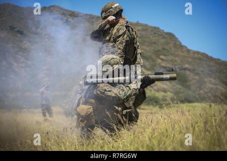 MARINE CORPS BASE HAWAII - Lance Cpl. Ricky Brady, un rifleman con Bravo Company, 1° Battaglione, 3° Reggimento Marine, incendi un M72 Luce arma Anti-Tank verso bersagli corazzati durante la fanteria avanzato corso marino a Kaneohe Bay gamma Training Facility a bordo Marine Corps base Hawaii, Marzo 31, 2017. Il AIMC è di sette settimane di fanteria avanzata professionale militare corsi di specialità per Marines formazione per diventare i leader squadra. La formazione comprende le lezioni in aula, i campi e gli esercizi di campo. Foto Stock