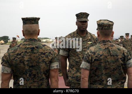 Gli ICM FUTENMA, Okinawa, in Giappone- Lt. Col. Henry Dolberry è alla testa di una formazione 29 Marzo durante una cerimonia di premiazione in Marine Corps Air Station Futenma. Sede e sede squadrone ricevette il 2016 la difesa nazionale Transportation Association unità militare del premio di anno per il loro eccellente servizio nel campo del trasporto e della logistica. H&HS è andato in testa a testa contro gli altri rami di servizio per questo premio ed è venuto fuori sulla parte superiore. Dolberry è il comandante di H&HS, MCAS Futenma, Marine Corps impianti pacifico. Foto Stock