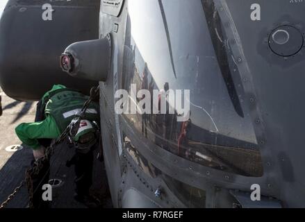 Oceano atlantico (Mar. 20, 2017) Sailor eseguire un oggetto estraneo danni (DOM) a piedi verso il basso del ponte di volo del dock anfibio sbarco nave USS Whidbey Island (LSD 41) prima di operazioni di volo. Foto Stock