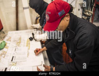 Acque che circondano il coreano PENNINSULA (28 marzo 2017) Il tenente j.g. Terrie Williams, da Annapolis, Maryland, tenute come la riparazione locker officer durante un controllo dei danni del team di formazione (DCTT) esercizio a bordo Arleigh Burke-class guidato-missile destroyer USS Barry (DDG 52). Barry è di pattuglia NEGLI STATI UNITI 7 flotta area di operazioni a sostegno della sicurezza e della stabilità in Indo-Asia-regione del Pacifico. Foto Stock