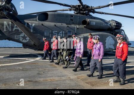 Oceano atlantico (Mar. 20, 2017) Sailor eseguire un oggetto estraneo danni (DOM) a piedi verso il basso del ponte di volo del dock anfibio sbarco nave USS Whidbey Island (LSD 41) prima di operazioni di volo. Foto Stock