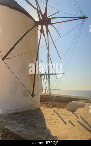 Il mulino a vento di bianco, simbolo di Mykonos cicladi grecia. Foto Stock