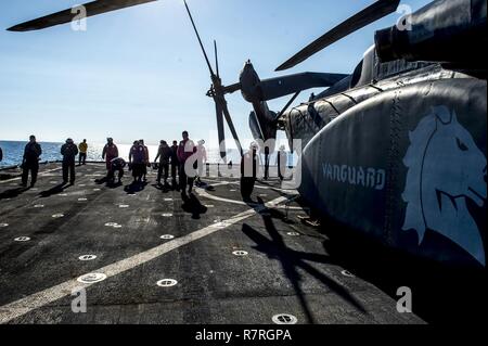 Oceano atlantico (Mar. 20, 2017) Sailor eseguire un oggetto estraneo danni (DOM) a piedi verso il basso del ponte di volo del dock anfibio sbarco nave USS Whidbey Island (LSD 41) prima di operazioni di volo. Foto Stock