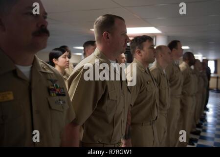 BREMERTON, Washington (31 marzo 2017) Capo sottufficiali assegnato alla USS John C. Stennis (CVN 74) stand presso l'attenzione durante la lettura dei capi creed ad una celebrazione del 124compleanno del chief petty officer rank a bordo di una chiatta di ormeggio utilizzato per fornire di vita e di lavoro e di servizi di base durante la manutenzione costante periodo. Durante la celebrazione, alcuni membri del John C. Stennis' chief's pasticcio ha parlato all'equipaggio circa l importanza di essere un capo e leadership di che cosa significa per loro. Marina Militare Ordine generale 409 creato il rango di chief petty officer il 1 aprile 1893. Foto Stock