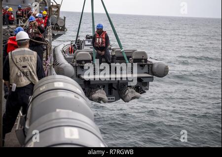 Oceano atlantico (Mar. 21, 2017) coperta marinai dal dock anfibio sbarco nave USS Whidbey Island (LSD 41) inferiore a sette metri di rigida-scafo gommone (RHIB) in acqua dalla barca deck durante la piccola barca operazioni. Foto Stock