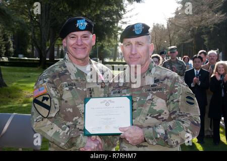 Ho Corps Comandante Generale Lt. Gen. Stephen R. Lanza (sinistra) è presentato il Distinguished Service Medal dalla U.S. Forze armate il comando Comandante generale gen. Robert B. Abrams prima ho Corps' Modifica del comando sulla base comune Lewis-Mccorda, Washington, Apr. 3. Lanza JBLM servito per tre anni come entrambi i Corps Comandante generale e 7 divisioni di fanteria Comandante generale. Foto Stock