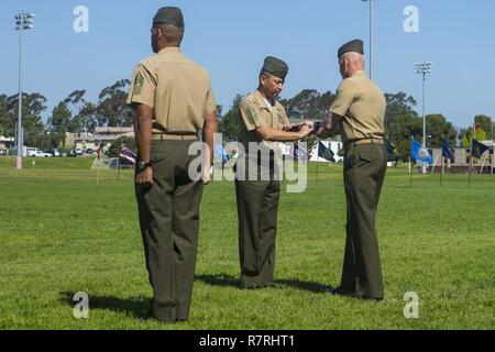 Stati Uniti Marine Sgt. Il Mag. Lociedo Ferrer (centro) riceve la spada di office da Col. Jeff L. Jarosz (a destra) durante il combattimento del reggimento di logistica 1 sollievo e cerimonia di nomina a bordo Marine Corps base Camp Pendleton, California, 31 marzo 2017. Ferrer ha accettato la sua post come la regimental sergente maggiore da Sgt. Il Mag. Lonnie N. Travis durante la cerimonia in 11 Sfilata Area campo. La cerimonia incluso marching dei colori, passando davanti alla spada dell ufficio, Travis presentando il suo premio e la chiusura di commento dall'imminente e off going personale. Foto Stock