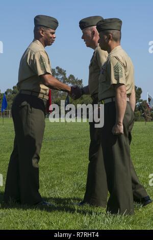 Stati Uniti Marine Sgt. Il Mag. Lonnie N. Travis (sinistra) riceve un premio dal Col. Jeff L. Jarosz (centro) durante il combattimento del reggimento di logistica 1 sollievo e cerimonia di nomina a bordo Marine Corps base Camp Pendleton, California, 31 marzo 2017. Travis rinunciato il suo posto come il sergente maggiore di combattimento del reggimento di logistica 1 a Sgt. Il Mag. Lociendo Ferrer durante la cerimonia in 11 Sfilata Area campo. La cerimonia incluso marching dei colori, passando davanti alla spada dell ufficio, presentando Sgt. Il Mag. Travis il suo premio e la chiusura di commento dall'imminente e off going personale. Foto Stock