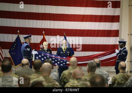 Alaska National Guard Il Mag. Gen. Laurie Hummel, l'aiutante generale e Briga. Gen. Brent Feick, direttore uscente del comune di personale per l'Alaska National Guard, guarda come la protezione di colore esegue la piegatura di bandiera cerimonia Feick durante il pensionamento di cerimonia presso la Guardia Nazionale armory su base comune Elmendorf-Richardson, Alaska, Aprile 1, 2017. Feick in pensione dopo 41 anni di servizio alla nostra nazione. Foto Stock