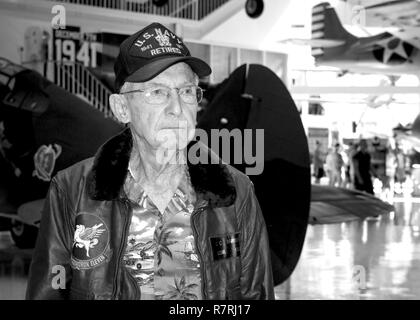 PENSACOLA, Fla. (04 aprile 2017) in pensione Lt. La Cmdr. Barbiere di cassa, veterano della Seconda guerra mondiale, dà un tour del consolidato bombardiere Patrol (costruttiva PBY) Catalina presso il National Naval Aviation Museum pur condividendo la sua esperienza di attacco giapponese a Pearl Harbor. Lt. La Cmdr Barbiere era l'oratore ospite a un Patrimonio Marino caso per impiego navale di istruzione e di formazione a bordo di comando Naval Air Station Pensacola Marzo 29. Foto Stock