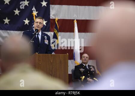 Stati Uniti Air Force Il Mag. Gen. Roger E. Williams, Jr. (sinistra), assistente del comandante, XVIII Air Force, Scott Air Force Base, Ill., indirizzi avieri del 145Airlift Wing, familiari e amici durante la sua promozione cerimonia di premiazione che si terrà a La Carolina del Nord Air National Guard Base, l'Aeroporto Internazionale Charlotte Douglas, 1 aprile 2017. Williams accreditati dei suoi successi di mentorship inizio è la sua carriera. Foto Stock