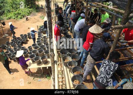 Membri della Difesa/POW mia agenzia di contabilità (DPAA) e laotiane per gli abitanti dei villaggi locali condurre le operazioni di scavo in provincia Khammauon, Repubblica Democratica Popolare del Laos 28 marzo 2017. DPAA i membri del team schierato nella zona nella speranza di recuperare un U.S. Air Force il colonnello chi andava perso durante la Guerra del Vietnam. La missione di DPAA è quello di realizzare nella massima misura possibile la contabilità per il nostro personale mancante per le loro famiglie e per la nazione. Foto Stock