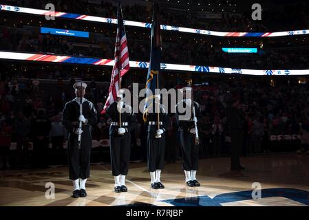 WASHINGTON, D.C. (4 aprile 2017) membri dell'U.S. Marina Militare Guardia cerimoniale parade i colori prima della performance dell'Inno nazionale a Washington Wizards NBA Game tenutosi presso il Verizon Center di Washington, D.C. Foto Stock