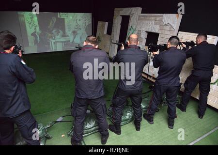 Carabinieri del XIII Reggimento Carabinieri " Friuli Venezia Giulia Gorizia, condurre attività di formazione utilizzando le abilità di coinvolgimento Trainer (EST) alla Caserma Ederle Vicenza, Italia, Aprile 3, 2017. Uso dei Carabinieri U.S. RTSD esercito sud attrezzatura per migliorare le relazioni bilaterali e per espandere i livelli di cooperazione e la capacità del personale coinvolto nelle operazioni congiunte. Foto Stock