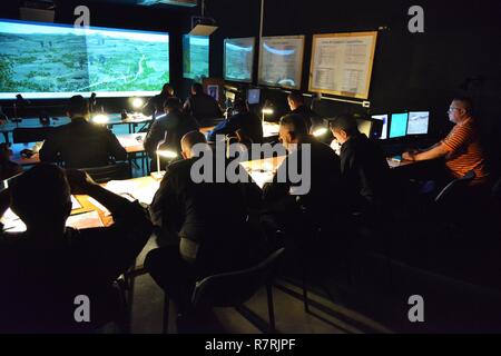 Carabinieri del 7° Reggimento Carabinieri " Laives" Bolzano, condurre attività di formazione utilizzando la funzione Chiamata per incendio Trainer system (principale) alla Caserma Ederle Vicenza, Italia, Aprile 4, 2017. Uso dei Carabinieri U.S. RTSD esercito sud attrezzatura per migliorare le relazioni bilaterali e per espandere i livelli di cooperazione e la capacità del personale coinvolto nelle operazioni congiunte. Foto Stock